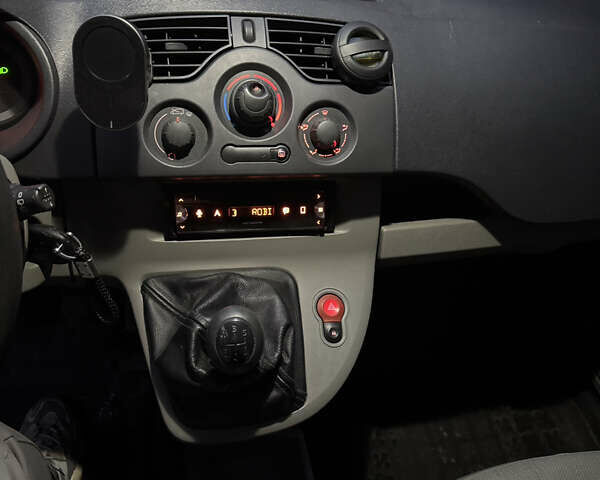 Белый Рено Кенгу, объемом двигателя 1.46 л и пробегом 110 тыс. км за 7800 $, фото 11 на Automoto.ua