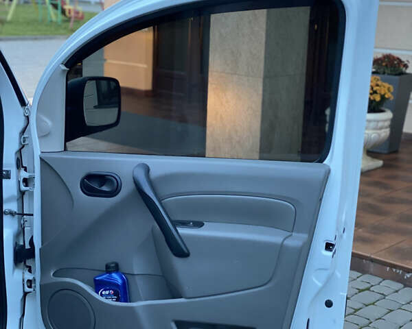 Белый Рено Кенгу, объемом двигателя 1.5 л и пробегом 270 тыс. км за 4599 $, фото 47 на Automoto.ua