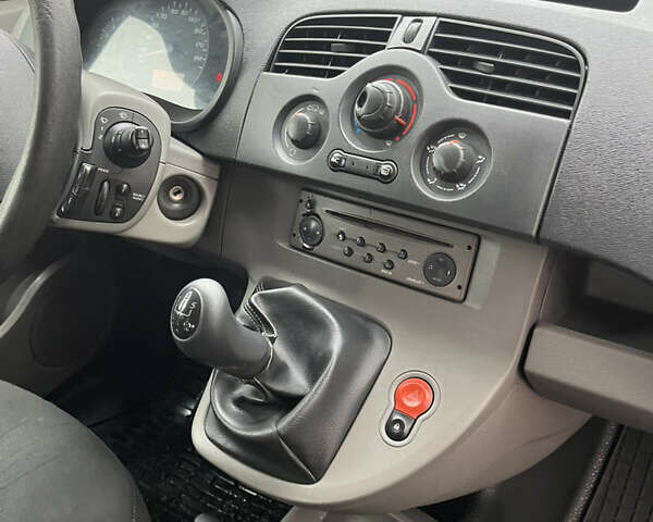 Белый Рено Кенгу, объемом двигателя 1.46 л и пробегом 398 тыс. км за 5600 $, фото 9 на Automoto.ua