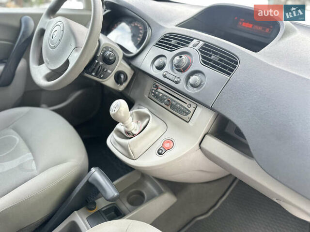 Білий Рено Кєнгу, об'ємом двигуна 1.5 л та пробігом 220 тис. км за 7400 $, фото 27 на Automoto.ua
