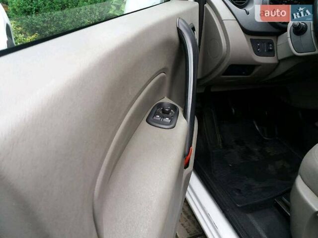 Белый Рено Кенгу, объемом двигателя 1.5 л и пробегом 415 тыс. км за 4600 $, фото 24 на Automoto.ua