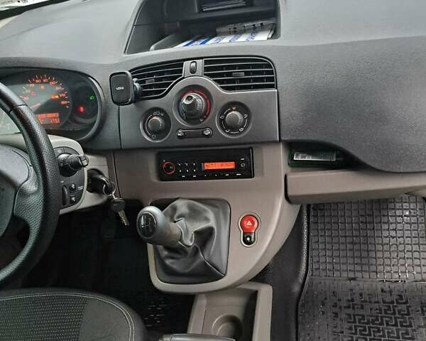 Рено Кенгу 2009 в Калуше на Automoto.ua Белый Рено Кенгу, объемом двигателя 1.46 л и пробегом 217 тыс. км за 6200 $, фото 18 на Automoto.ua