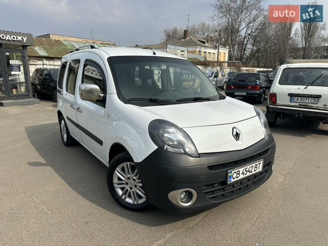 Белый Рено Кенгу, объемом двигателя 1.46 л и пробегом 200 тыс. км за 6999 $, фото 6 на Automoto.ua