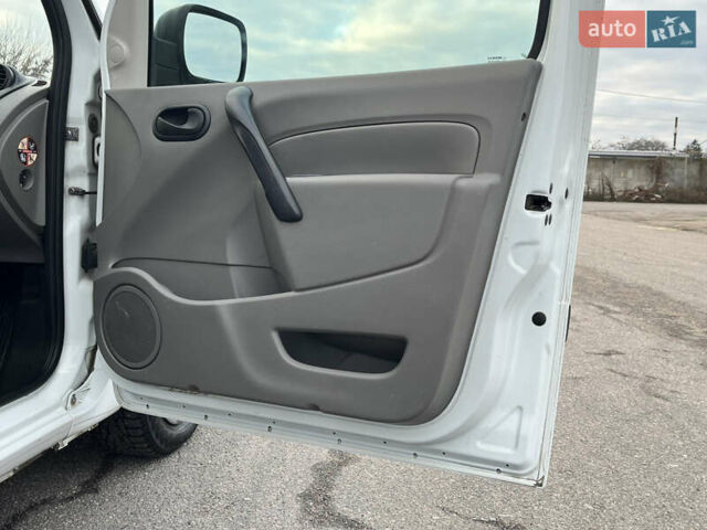 Белый Рено Кенгу, объемом двигателя 1.46 л и пробегом 290 тыс. км за 5999 $, фото 25 на Automoto.ua