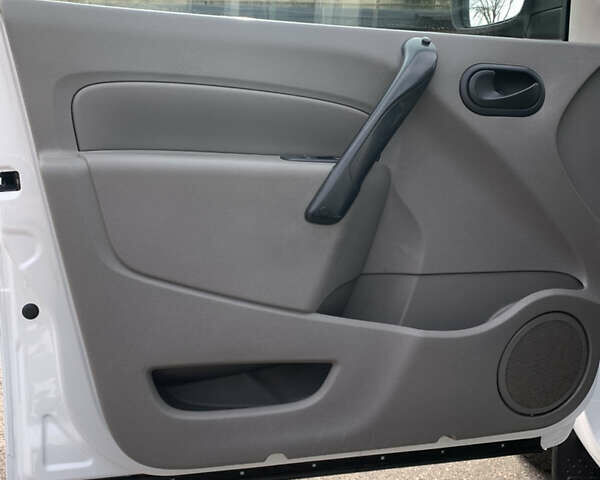 Белый Рено Кенгу, объемом двигателя 1.6 л и пробегом 152 тыс. км за 7100 $, фото 11 на Automoto.ua