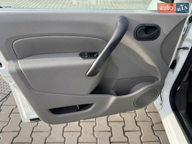 Білий Рено Кєнгу, об'ємом двигуна 1.5 л та пробігом 250 тис. км за 6900 $, фото 27 на Automoto.ua