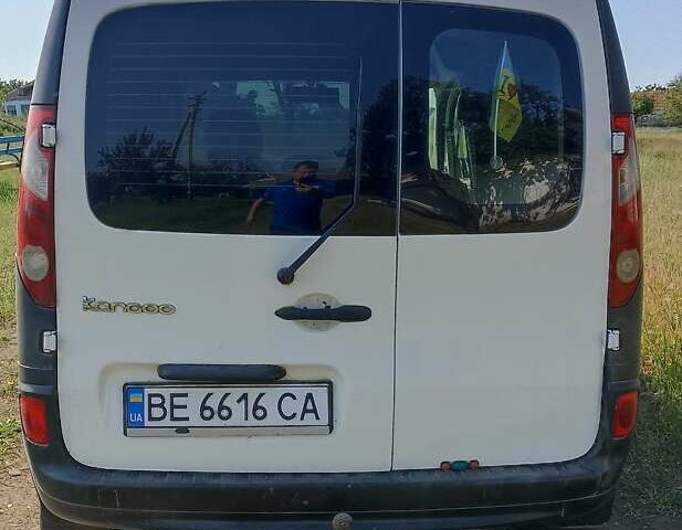 Белый Рено Кенгу, объемом двигателя 1.5 л и пробегом 325 тыс. км за 4000 $, фото 5 на Automoto.ua