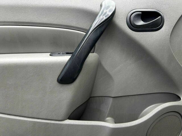 Белый Рено Кенгу, объемом двигателя 1.5 л и пробегом 181 тыс. км за 5500 $, фото 6 на Automoto.ua