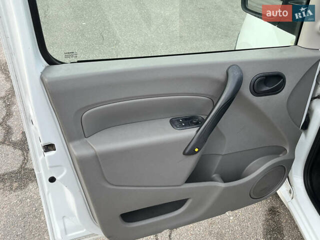 Белый Рено Кенгу, объемом двигателя 1.46 л и пробегом 290 тыс. км за 5999 $, фото 13 на Automoto.ua