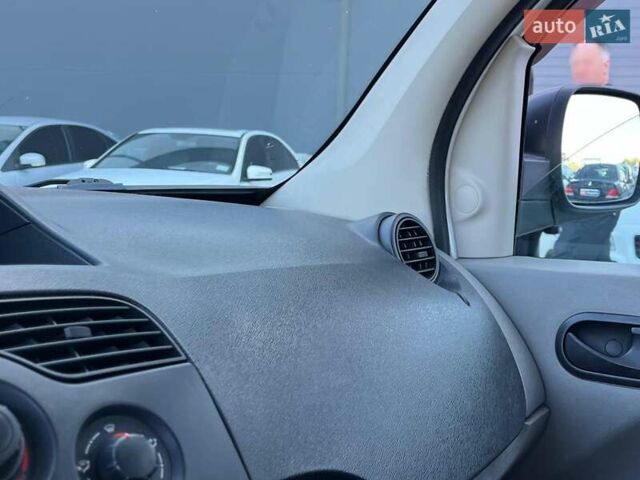 Белый Рено Кенгу, объемом двигателя 1.5 л и пробегом 301 тыс. км за 6290 $, фото 19 на Automoto.ua