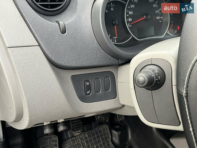 Белый Рено Кенгу, объемом двигателя 1.46 л и пробегом 290 тыс. км за 5999 $, фото 16 на Automoto.ua