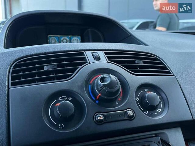 Белый Рено Кенгу, объемом двигателя 1.5 л и пробегом 301 тыс. км за 6290 $, фото 16 на Automoto.ua