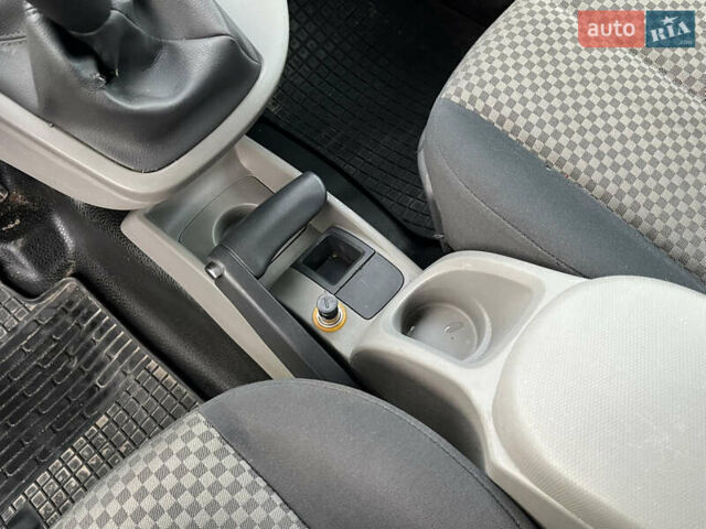 Белый Рено Кенгу, объемом двигателя 1.46 л и пробегом 290 тыс. км за 5999 $, фото 21 на Automoto.ua