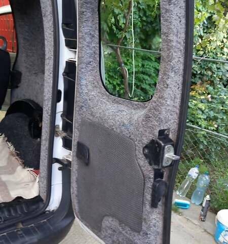 Белый Рено Кенгу, объемом двигателя 1.5 л и пробегом 325 тыс. км за 4000 $, фото 12 на Automoto.ua