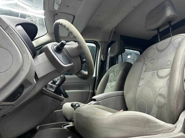 Белый Рено Кенгу, объемом двигателя 1.5 л и пробегом 181 тыс. км за 5500 $, фото 10 на Automoto.ua