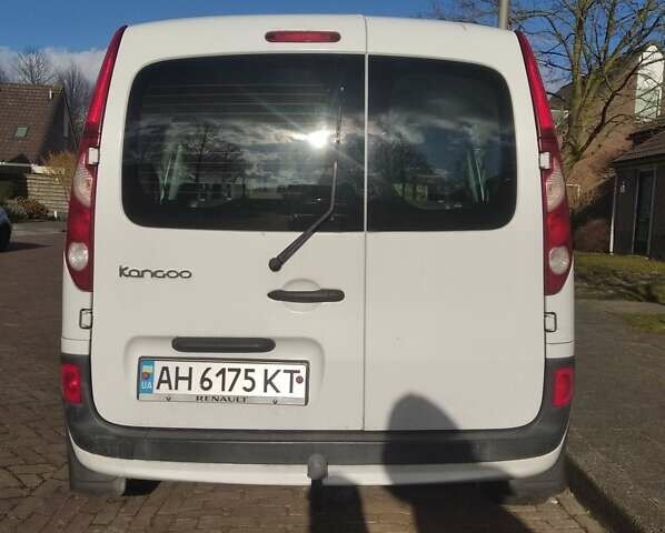 Белый Рено Кенгу, объемом двигателя 1.6 л и пробегом 150 тыс. км за 4751 $, фото 1 на Automoto.ua