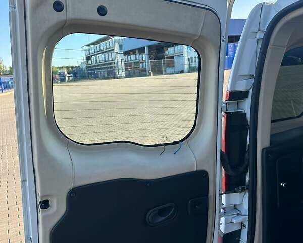 Белый Рено Кенгу, объемом двигателя 1.46 л и пробегом 206 тыс. км за 6599 $, фото 29 на Automoto.ua
