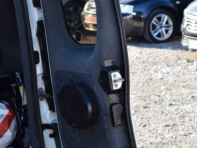 Белый Рено Кенгу, объемом двигателя 1.5 л и пробегом 191 тыс. км за 7499 $, фото 17 на Automoto.ua