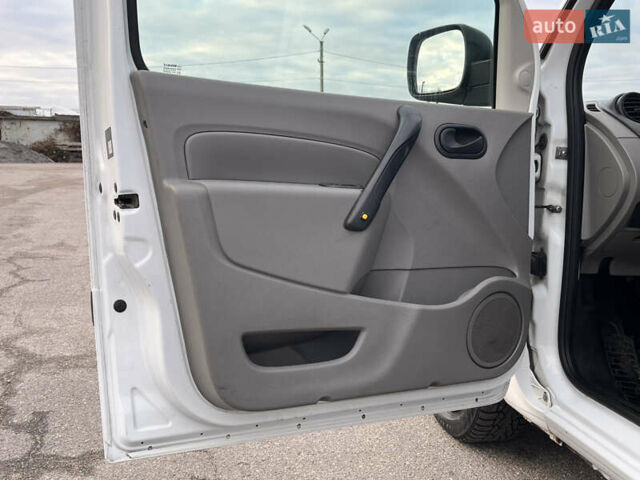 Белый Рено Кенгу, объемом двигателя 1.46 л и пробегом 290 тыс. км за 5999 $, фото 14 на Automoto.ua