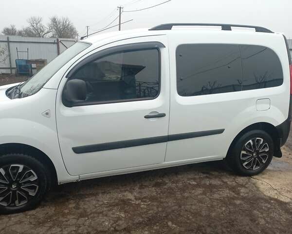 Білий Рено Кєнгу, об'ємом двигуна 1.6 л та пробігом 195 тис. км за 6000 $, фото 3 на Automoto.ua