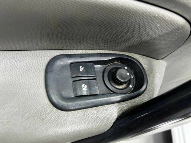 Белый Рено Кенгу, объемом двигателя 1.5 л и пробегом 181 тыс. км за 5500 $, фото 7 на Automoto.ua