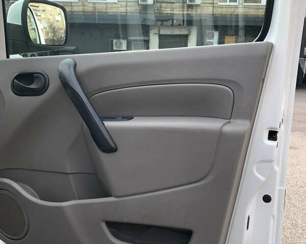 Белый Рено Кенгу, объемом двигателя 1.6 л и пробегом 152 тыс. км за 7100 $, фото 28 на Automoto.ua