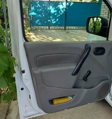 Белый Рено Кенгу, объемом двигателя 1.5 л и пробегом 325 тыс. км за 4000 $, фото 11 на Automoto.ua