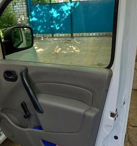 Белый Рено Кенгу, объемом двигателя 1.5 л и пробегом 325 тыс. км за 4000 $, фото 10 на Automoto.ua