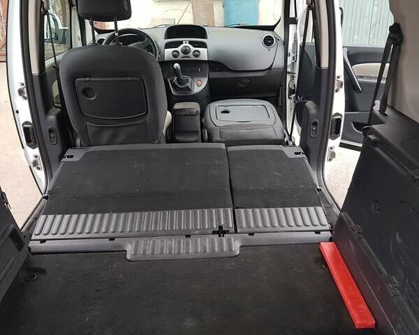 Белый Рено Кенгу, объемом двигателя 1.6 л и пробегом 181 тыс. км за 7600 $, фото 5 на Automoto.ua