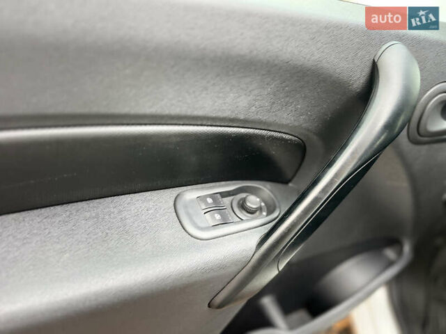 Белый Рено Кенгу, объемом двигателя 1.5 л и пробегом 288 тыс. км за 6350 $, фото 20 на Automoto.ua