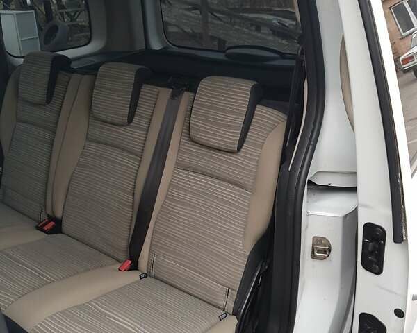 Белый Рено Кенгу, объемом двигателя 1.6 л и пробегом 181 тыс. км за 7600 $, фото 9 на Automoto.ua