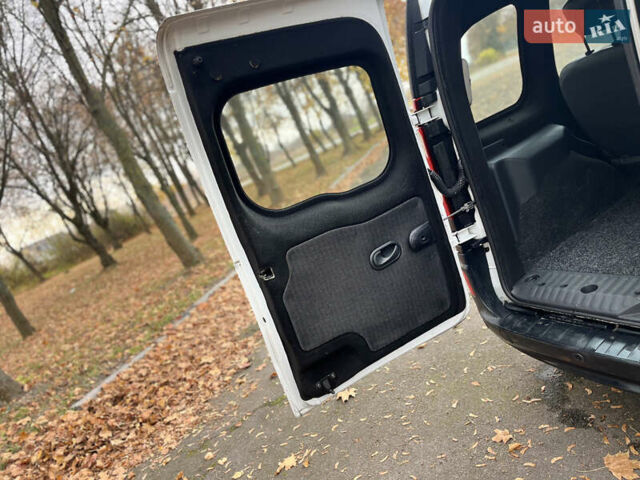 Белый Рено Кенгу, объемом двигателя 1.5 л и пробегом 288 тыс. км за 6350 $, фото 26 на Automoto.ua