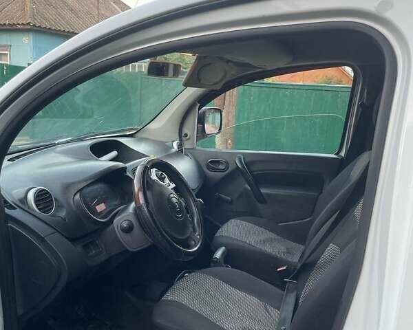 Белый Рено Кенгу, объемом двигателя 1.5 л и пробегом 350 тыс. км за 6050 $, фото 3 на Automoto.ua