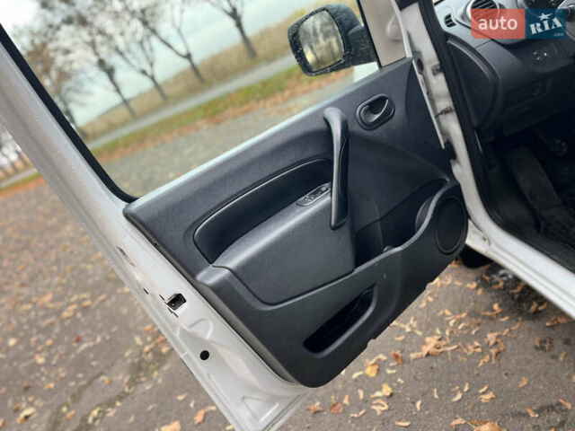 Белый Рено Кенгу, объемом двигателя 1.5 л и пробегом 288 тыс. км за 6350 $, фото 19 на Automoto.ua