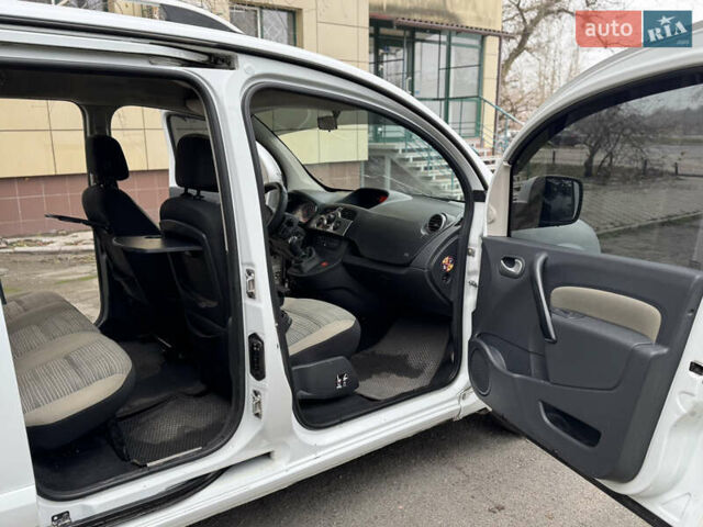 Белый Рено Кенгу, объемом двигателя 1.5 л и пробегом 329 тыс. км за 5199 $, фото 9 на Automoto.ua