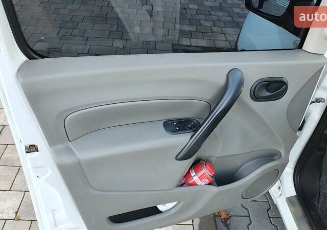 Белый Рено Кенгу, объемом двигателя 1.5 л и пробегом 286 тыс. км за 6000 $, фото 18 на Automoto.ua
