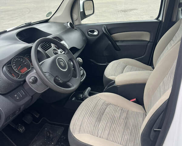 Белый Рено Кенгу, объемом двигателя 1.6 л и пробегом 227 тыс. км за 7700 $, фото 11 на Automoto.ua