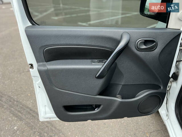 Белый Рено Кенгу, объемом двигателя 1.46 л и пробегом 179 тыс. км за 4999 $, фото 22 на Automoto.ua