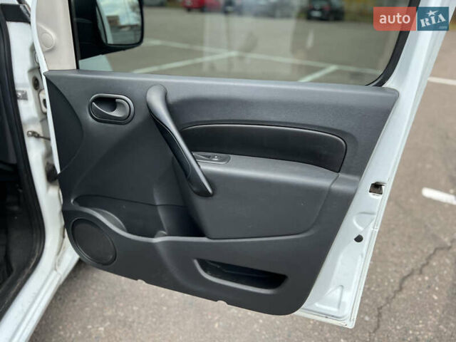 Белый Рено Кенгу, объемом двигателя 1.46 л и пробегом 179 тыс. км за 4999 $, фото 21 на Automoto.ua