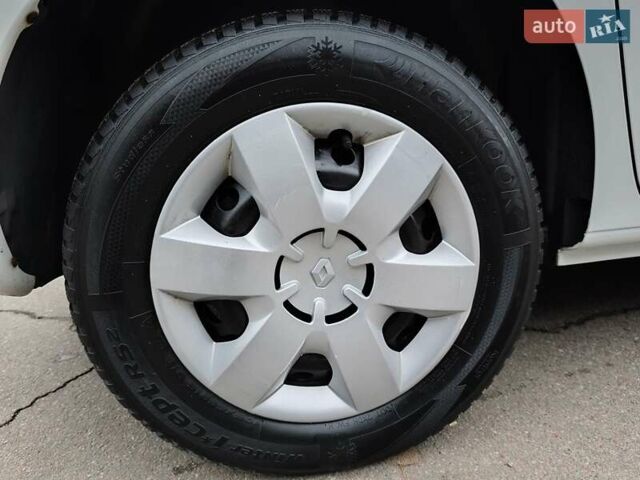 Белый Рено Кенгу, объемом двигателя 1.5 л и пробегом 195 тыс. км за 7929 $, фото 52 на Automoto.ua