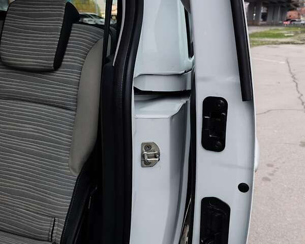 Белый Рено Кенгу, объемом двигателя 1.5 л и пробегом 195 тыс. км за 7929 $, фото 23 на Automoto.ua