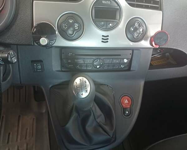 Белый Рено Кенгу, объемом двигателя 1.6 л и пробегом 228 тыс. км за 6700 $, фото 10 на Automoto.ua