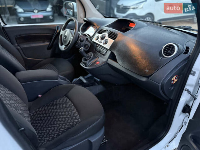 Рено Кенгу 2011 в Калуше на Automoto.ua Белый Рено Кенгу, объемом двигателя 1.5 л и пробегом 300 тыс. км за 7750 $, фото 15 на Automoto.ua