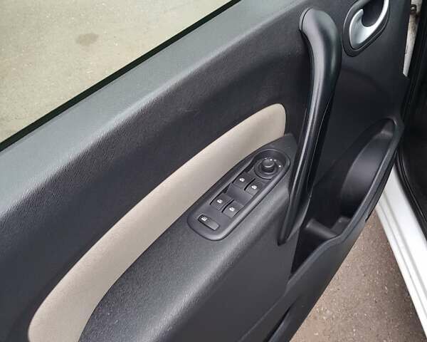 Белый Рено Кенгу, объемом двигателя 1.6 л и пробегом 181 тыс. км за 7600 $, фото 3 на Automoto.ua