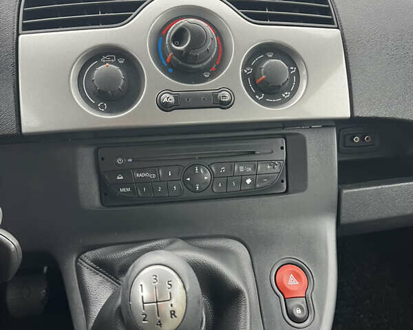 Белый Рено Кенгу, объемом двигателя 1.6 л и пробегом 227 тыс. км за 7700 $, фото 10 на Automoto.ua