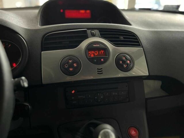 Белый Рено Кенгу, объемом двигателя 1.5 л и пробегом 230 тыс. км за 7600 $, фото 16 на Automoto.ua