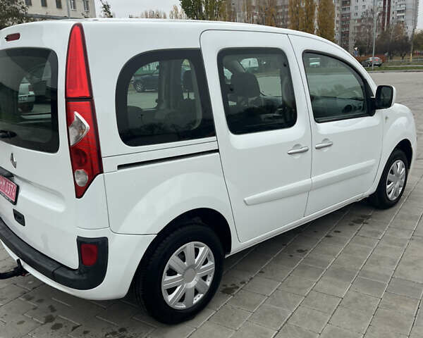 Белый Рено Кенгу, объемом двигателя 1.6 л и пробегом 227 тыс. км за 7700 $, фото 2 на Automoto.ua