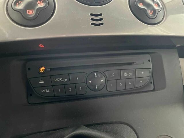 Белый Рено Кенгу, объемом двигателя 1.5 л и пробегом 230 тыс. км за 7600 $, фото 17 на Automoto.ua