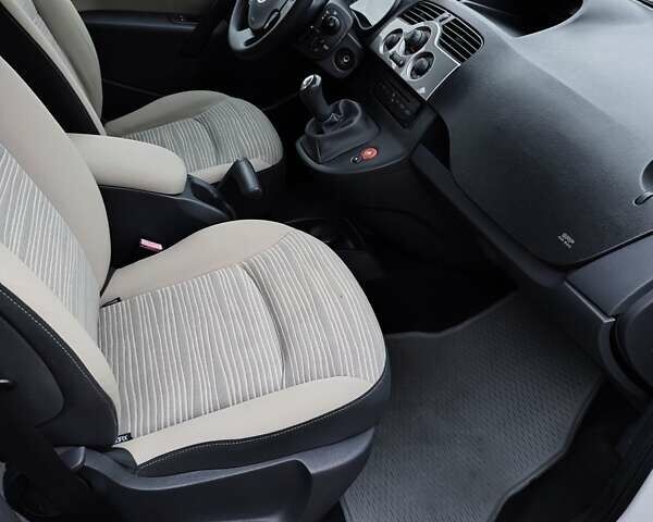 Белый Рено Кенгу, объемом двигателя 1.5 л и пробегом 195 тыс. км за 7929 $, фото 39 на Automoto.ua