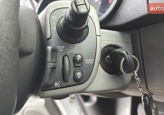 Белый Рено Кенгу, объемом двигателя 1.5 л и пробегом 286 тыс. км за 6000 $, фото 7 на Automoto.ua